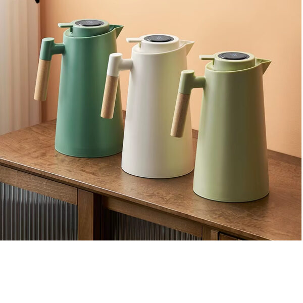 Botella térmica de 1 litro con diseño elegante, aislamiento eficiente y capacidad ideal para mantener bebidas calientes o frías.