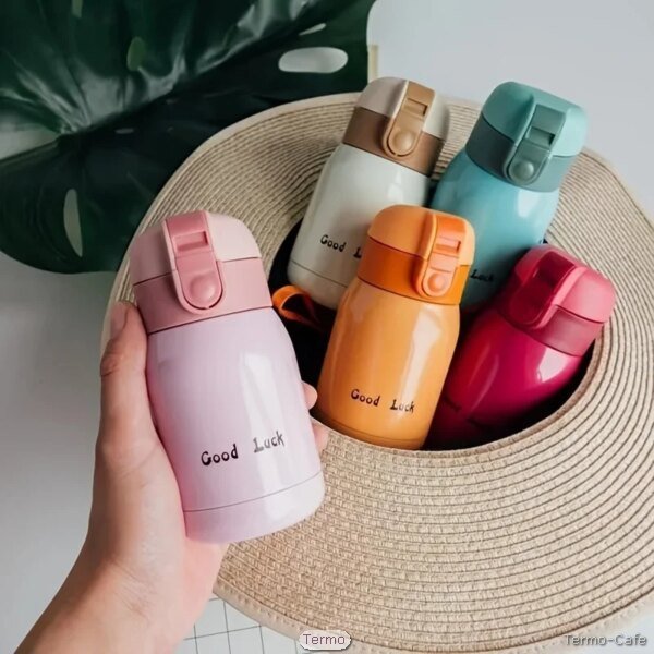Mini botella térmica para niños de 250ml con diseño colorido y divertido, ideal para mantener las bebidas a la temperatura adecuada mientras juegan o están en la escuela.