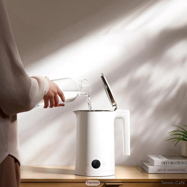 Hervidor eléctrico de temperatura constante P1 en edición silenciosa, ideal para preparar café y té, con diseño elegante y funcional.