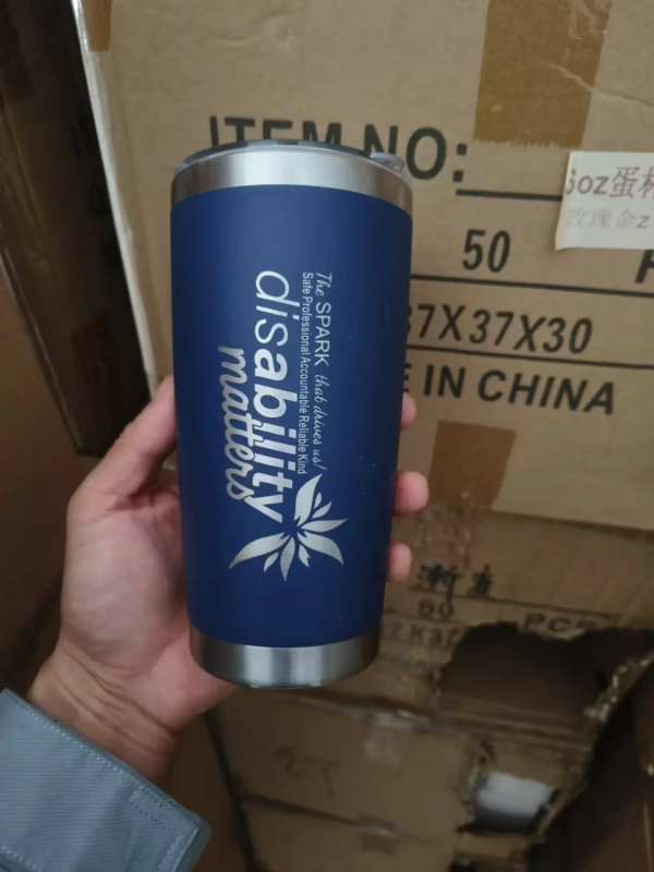 Termo personalizado con logotipo, ideal para café y bebidas calientes, diseñado para mantener la temperatura y ofrecer un toque distintivo.
