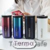 Vasos térmicos CityZee de 500ml en colores mate y metalizados, sobre escritorio con portátil, estilo barista urbano con tapa segura