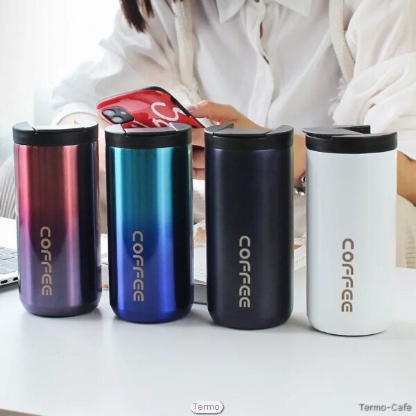 Vasos térmicos CityZee de 500ml en colores mate y metalizados, sobre escritorio con portátil, estilo barista urbano con tapa segura