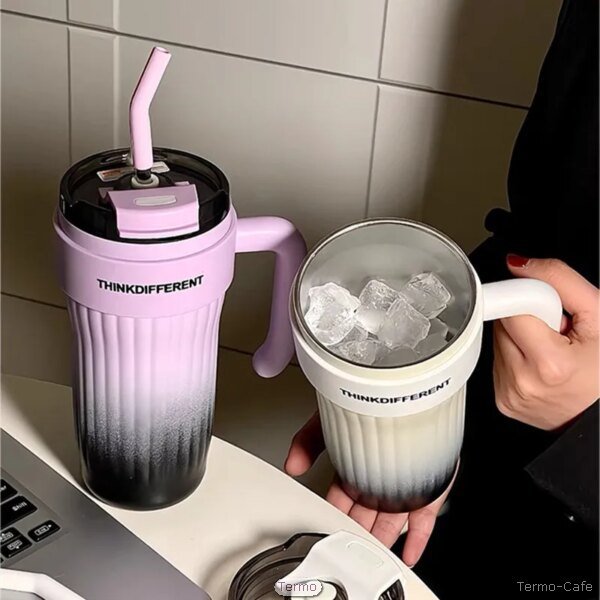 Mug térmico ThinkDifferent de 860ml con asa, tapa y pajita de acero inoxidable, diseño degradado en tonos pastel, ideal para bebidas frías o calientes