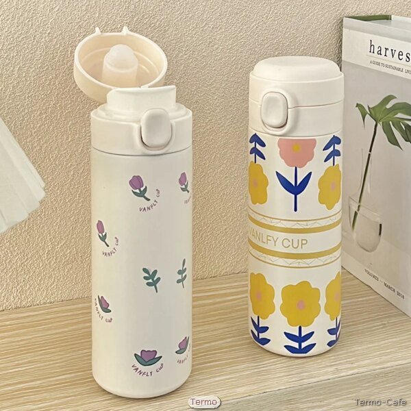 Termo personalizado con diseño único en vinilo, ideal para mantener bebidas calientes y frías, presentado en un entorno atractivo.